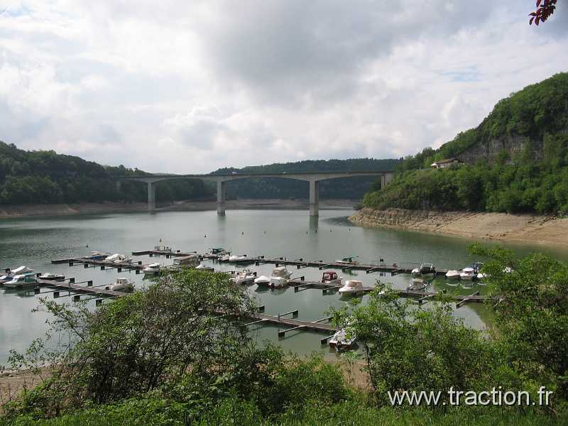 2011_CVAAM_35ans_12_Bateau-Mouche (10).JPG - 35 Ans du CVAAM, sortie dans le Doubs et le Jura, du 26 Avril au 1er Mai 2011, le Lac de Vouglans, déjeuner-croisière
